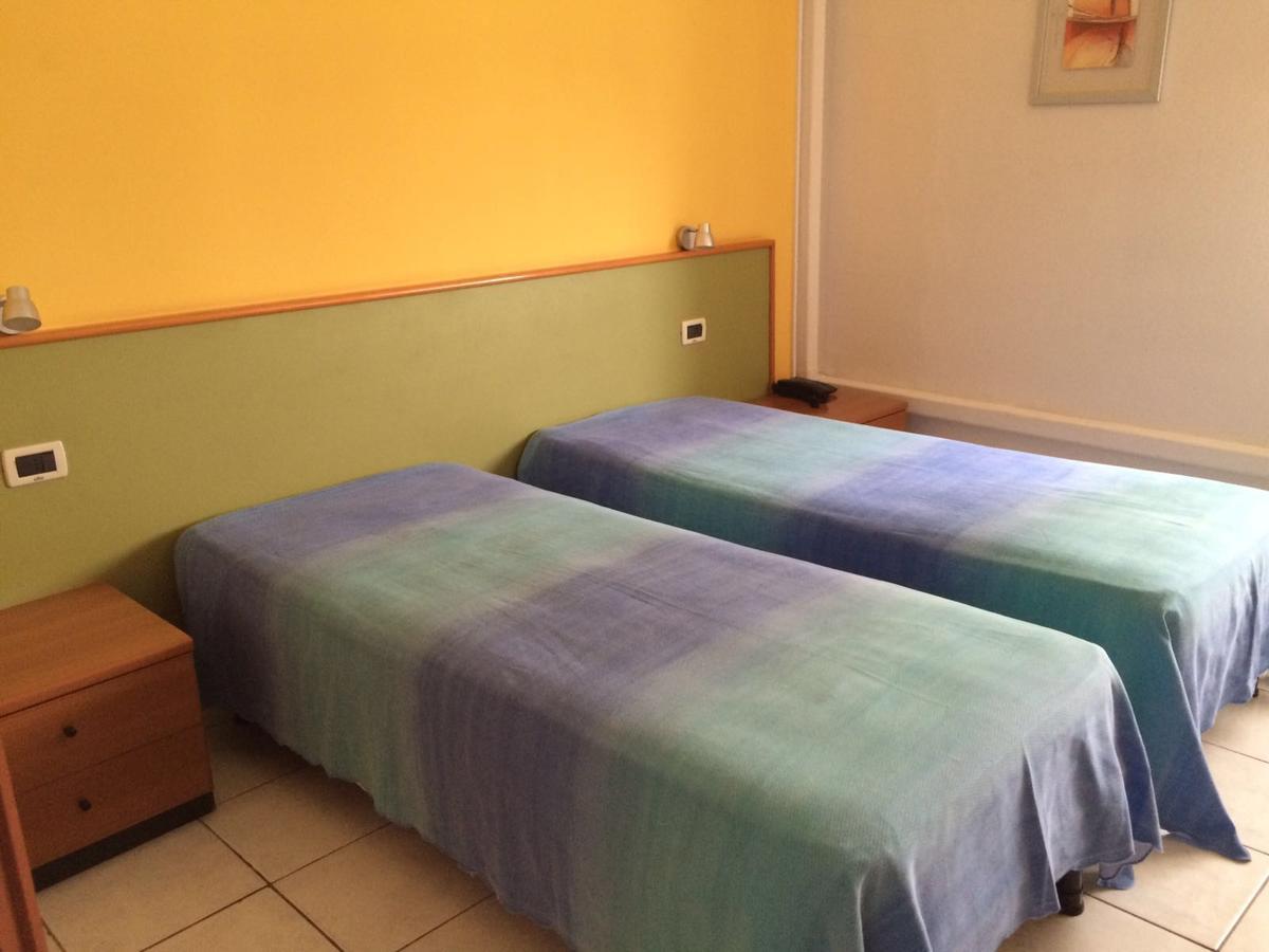 Hotel Lo Scoglio Castelnuovo del Garda Exterior foto